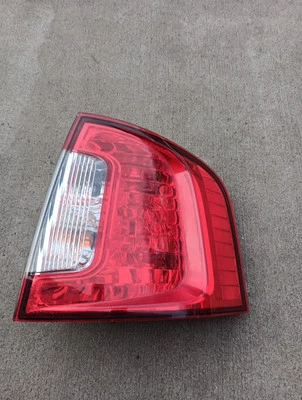 Luz trasera lateral derecha Ford Edge 2013 pasajero OEM  Foto 1 de 4