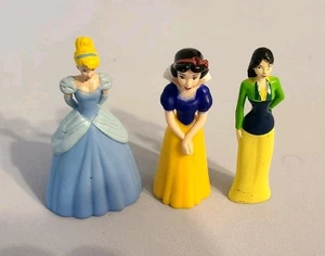 (3) Disney Prinzessinnen-Schneewittchen, Mulan, Aschenputtel 2,5" Figuren Tortenaufleger Spielzeug - Bild 1 von 5