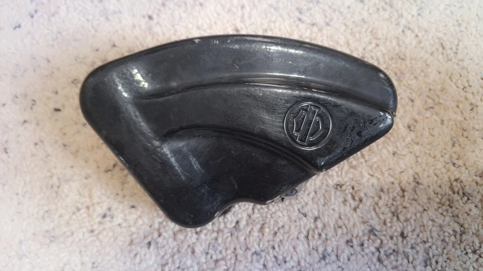 Cubierta pinza freno trasero Harley-Davidson negra, original H.D. Foto 1 de 2
