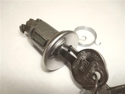 Nuevo de Lote Antiguo Cilindro de Bloqueo de Maletero y Llaves y Resorte Solo 1965 GM Oldsmobile 98 Modelos Foto 1 de 3