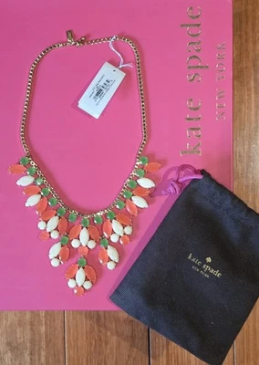 NUEVO CON ETIQUETAS Collar Babero Kate Spade New York Coral Rosa Verde CARPA Foto 1 de 4