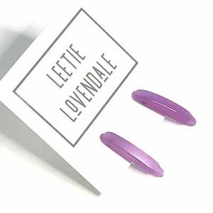 Pendientes de tachuelas de lucita vintage de punta larga púrpura lunar de lavanda - Imagen 1 de 5