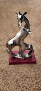 Escultura de jirafa profesional Herco base de madera tono plata - Imagen 1 de 7