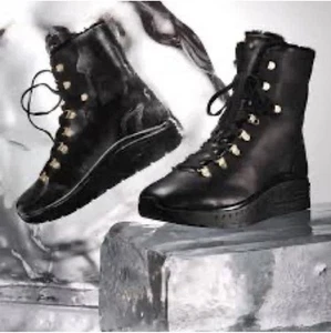 Stivali Stuart Weitzman Oceane stringati in pelle foderata in shearling neri 10 - Foto 1 di 9