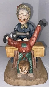Statuina nonna ceramica vintage cucire britches di un ragazzo "Un punto nel tempo" Taiwan - Foto 1 di 9