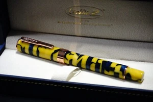 Pluma Estilográfica Mosaico Estilógrafo Azul/Amarillo Oro Rosa Apta - Plumín Mediano - NUEVA EN CAJA - Imagen 1 de 3