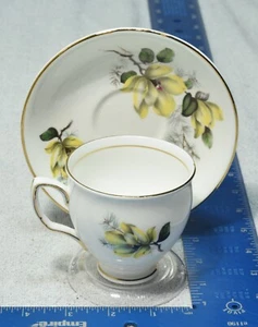 Taza de té y platillo de magnolia con flores amarillas de porcelana de hueso de duquesa - Imagen 1 de 11