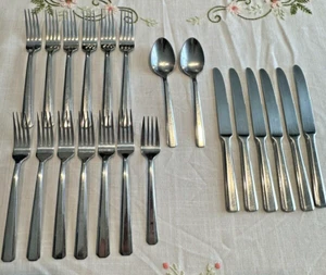 Oneida Edelstahl Besteck Set 21 Teile, 12 Gabeln, 6 Messer, 2 Löffel & Sm Gabel - Bild 1 von 13