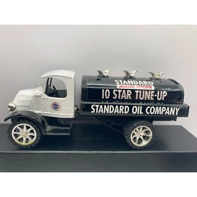 Banco de monedas fundido a presión Standard Oil 1935 Mack Tanker hecho en EE. UU. Foto 1 de 3