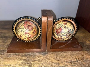 Old World Globe 1970's era Pair of Bookends Globes Spin vintage, brass & wood - Picture 1 of 2