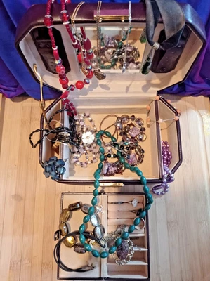 Vintage Dulwich Designs jewellery box & key  & contents 20 items of jewellery - Image 1 of 4