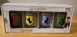 Harry Potter Juego de 4 vasos de pinta Casa Hogwarts Crestas Universitarias 16 oz Nuevo LEER - Imagen 1 de 17