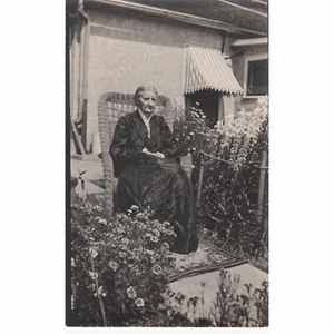 Original RPPC Foto ältere Frau schwarzes Kleid sitzt auf Veranda Postkarte - Bild 1 von 2