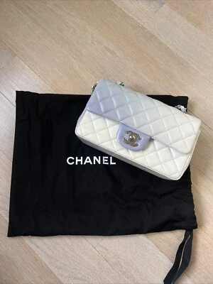 Mini solapa rectangular acolchada de piel de cordero perforada CHANEL azul claro púrpura blanco Foto 1 de 4