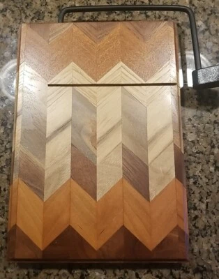 Tabla de queso/cortadora de madera estilo Chevron/maderas con incrustaciones, tabla de cortar 10" MCM Foto 1 de 4