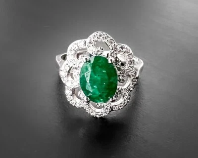 Anillo de boda de compromiso único creado en laboratorio con halo de circonita cúbica y esmeralda placa Foto 1 de 4