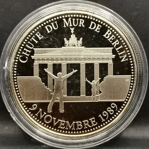 MEDAILLE 40mm CHUTE DU MUR DE BERLIN   SOUS CAPSULE - Picture 1 of 2