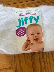 Lion Brand JIFFY - Bulky weight 100% Acrylic Yarn clr White - Picture 1 of 5