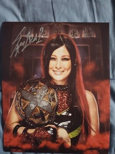 WWE Io Shirai / Iyo Sky Autogramm 8x10 Foto nicht zertifiziert, siehe Beschreibung - Bild 1 von 3