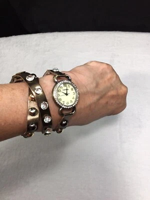 Reloj de pulsera vintage de bronce para mujer de cuero Geneva alrededor de lentejuelas y tachonado Foto 1 de 4