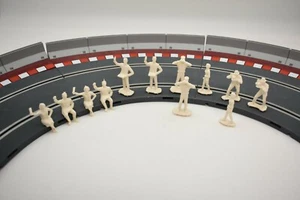 HORNBY 1/32 MOTOR RACING SPECTATORS 12 FIGURES (UNPAINTED) - Picture 1 of 7