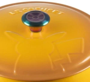 PSL Le Creuset Pokemon Signature Cocotte Ronde 22cm Nectar (Iridescent Knob) New - Picture 1 of 3