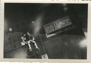 PHOTO ANCIENNE - VINTAGE SNAPSHOT - CADRAGE CHALET ALPIN COL DE PORTE CAFÉ DRÔLE - Imagen 1 de 1