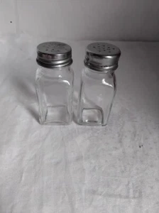 Vintage salt & pepper shakers glass - Picture 1 of 5