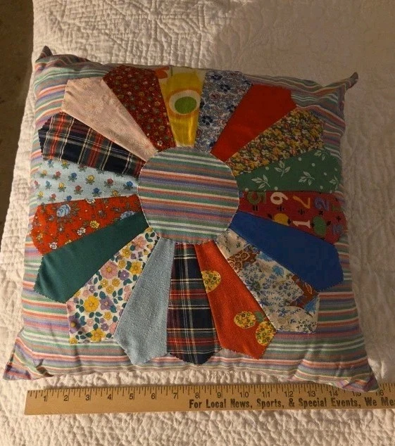 Vintage Dresden Plate Pillow, primitive vintage decor - Image 1 of 4