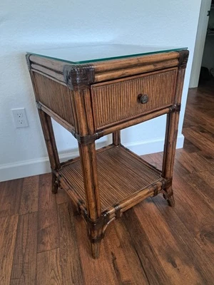 Mesita de noche Tommy Bahama - Oportunidad Foto 1 de 4