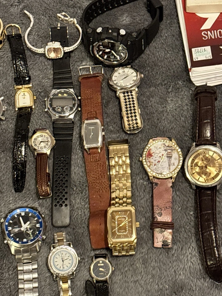 19 WATCHES Lot TREASURE BOX - Image 1 of 4