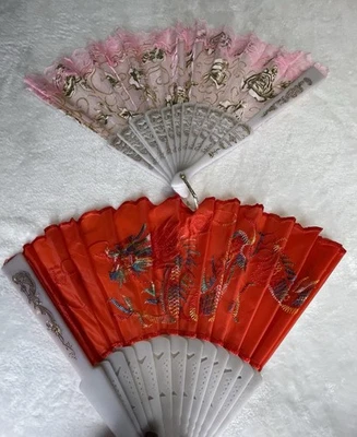 2 Abanicos de Mano Decorativos Tela y Plástico Rosa Rojo Fiesta Chinos Foto 1 de 4