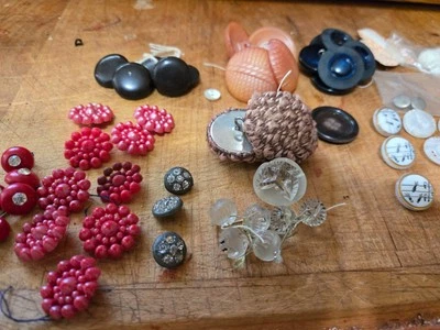 VINATAGE COAT AND DECORATIVE BUTTONS - Image 1 of 4