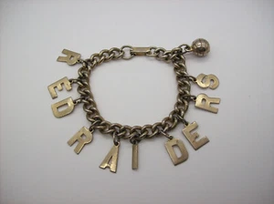 Vintage goldfarben Buchstaben Souvenir Bettelarmband, RED RAIDERS Basketball - Bild 1 von 15