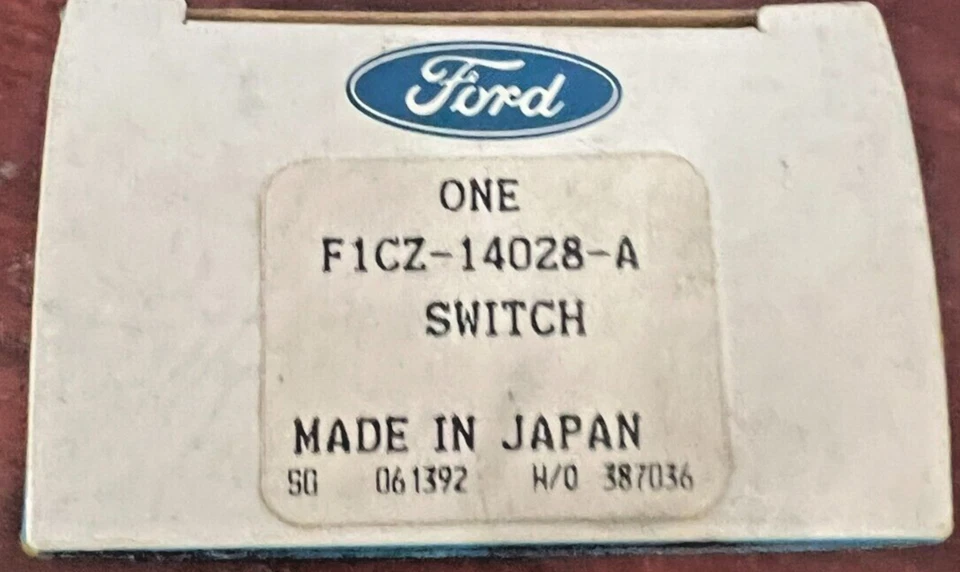 Interruptor de lámpara interior Ford Parts F1CZ-14028-A precio de venta sugerido por el fabricante: 28,36 USD Foto 1 de 1