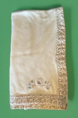 Manta para bebé Little Me rosa crema bordada rosetas satinadas cuna Foto 1 de 4