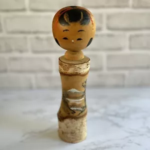 Grande bambola vintage Kokeshi dipinta scena di montagna firmata 11,75"" legno naturale - Foto 1 di 14