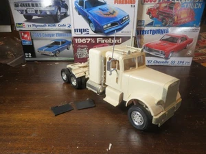 Monogram Freightliner Conventional 1/32 - Picture 1 of 8