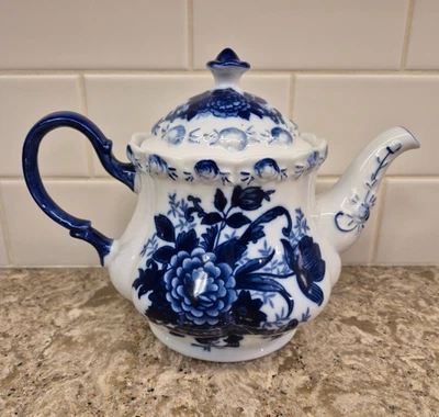 Tetera vintage de porcelana floral azul y blanco con borde festoneado Foto 1 de 4