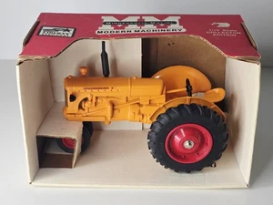 Libery Classics - Minneapolis Moline "U" Tractor - 1:16 Diecast - Loose Fenders - Picture 1 of 18