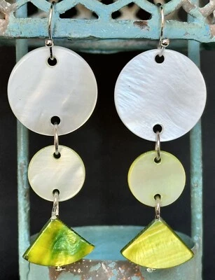 Lindos brincos pendurados de madrepérola e concha verde. Oceano. Praia. - Imagem 1 de 3