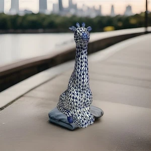 Andrea by Sadek JIRAFA SENTADA 13" de alto estatuilla pintada azul y blanco red - Imagen 1 de 8