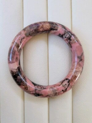 Brazalete en forma de rosquilla de rodonita natural diámetro interior 55 mm-56 mm rosa gris  Foto 1 de 4