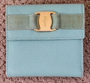 AUTÉNTICA CARTERA COMPACTA SALVATORE FERRAGAMO VINTAGE VARA BOW CUERO USADA - Imagen 1 de 14