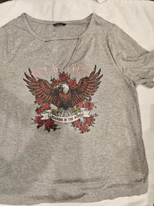 Damen T-Shirt, BloomChic, Größe 18-20, grau mit roter Blume & Adler, V-Ausschnitt - Bild 1 von 11