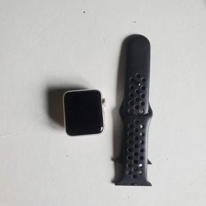 Apple Watch Series 3 38 mm W/ Nike Band & Black Band - Photo 1 sur 3