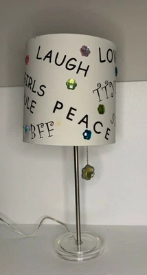 Lámpara de mesa de dormitorio - Joven Paz Amor Risa Pantalla Gemas Níquel cepillado Tirador Cadena Foto 1 de 4