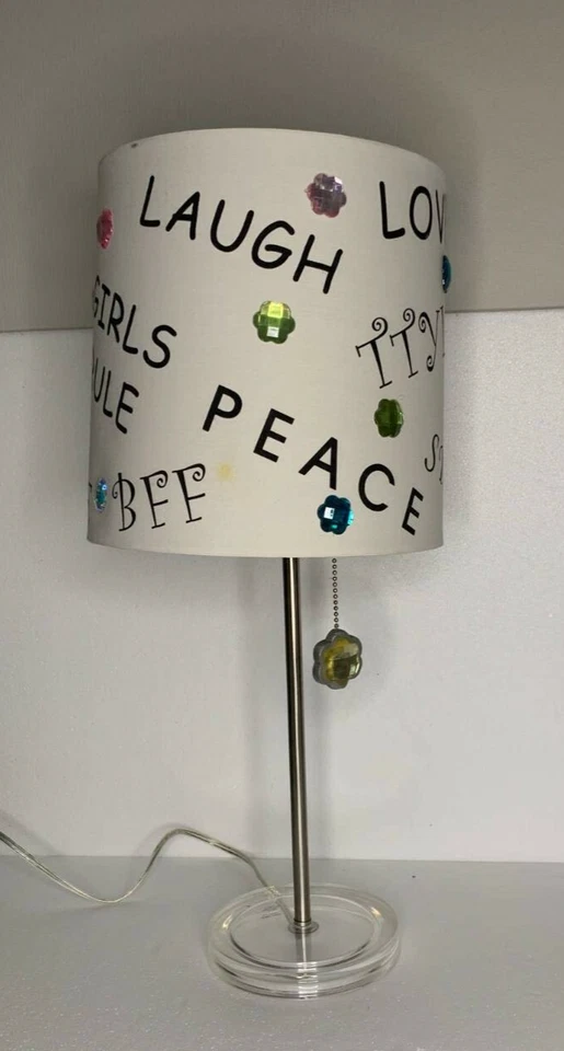 Lámpara de mesa de dormitorio - Joven Paz Amor Risa Pantalla Gemas Níquel cepillado Tirador Cadena Foto 1 de 4