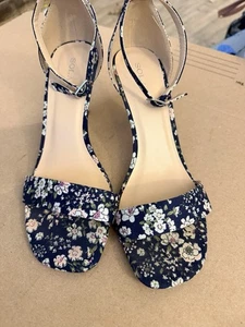 Solanz Größe 8M dunkelblau Blumendruck offene Zehenpartie Knöchelriemen Stilettoabsatz Sandalen - Bild 1 von 11