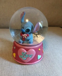 Globo de nieve Disney Stitch con caja de música corazones rosas de San Valentín RARO - Imagen 1 de 5